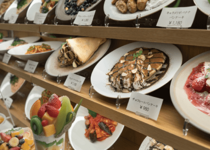 飲食店のディスプレイに並ぶ食品サンプルの画像